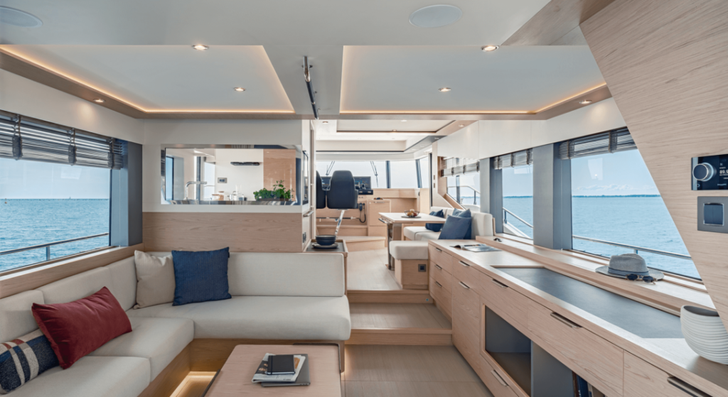 Grand-Trawler-62-Salon