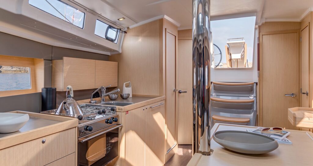 Oceanis 38.1 Interior 2