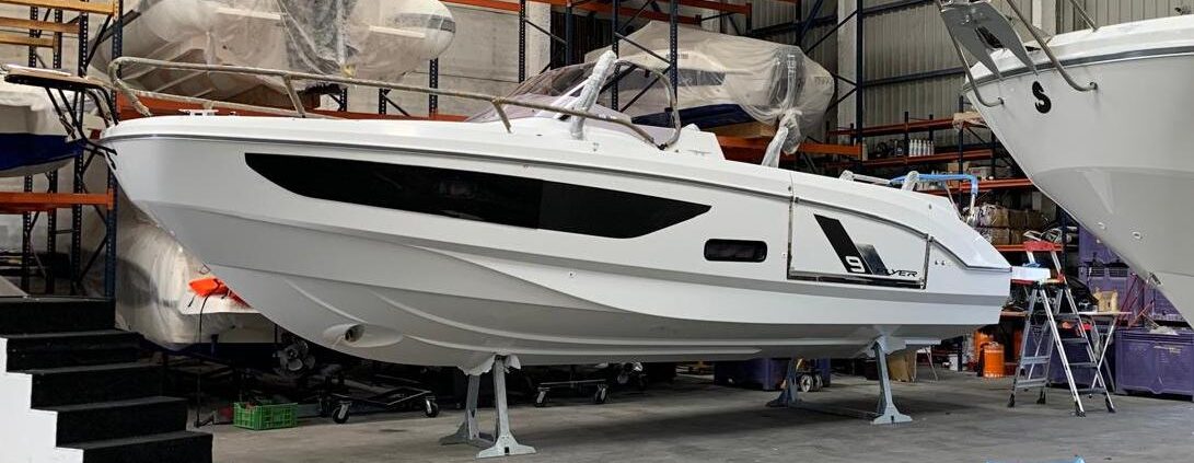 Barco Beneteau Flyer 9 Sundeck en nave. Barco en stock